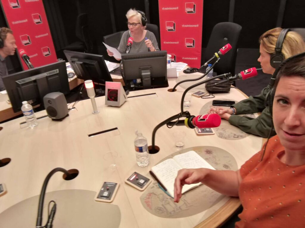 Photo de Marine Poron, photographe de famille, lors de l'enregistrement de l'émission de France Inter "Une bonne tasse d'été - juillet 2018"